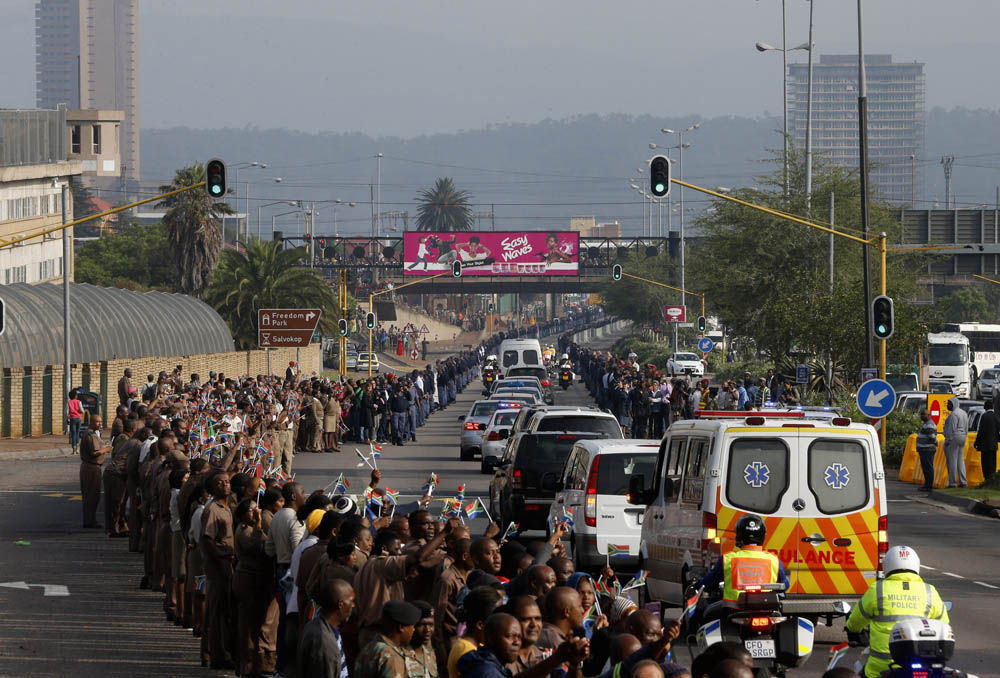 Thousands queue for day two of Madiba viewing