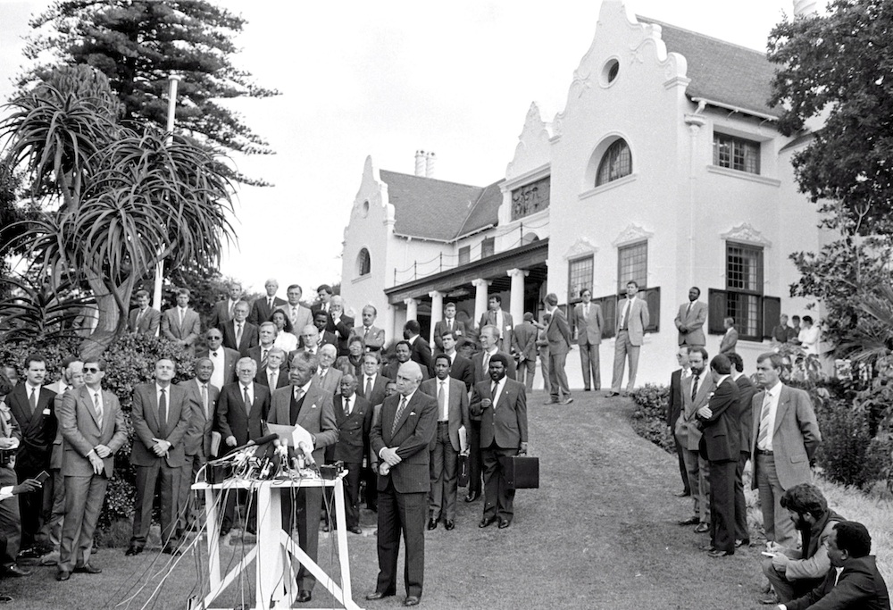 Former British ambassador Robin Renwick portrays a tough Nelson Mandela and a determined FW de Klerk, seen here at Groote Schuur Estate on May 5 1990. (Benny Gool/Gallo Images/Oryx Media Archive)